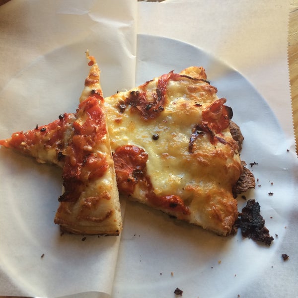 Das Foto wurde bei Arizmendi Bakery Panaderia &amp; Pizzeria von Kelly am 10/28/2015 aufgenommen