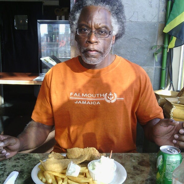 1/12/2014 tarihinde Tink B.ziyaretçi tarafından Wi Jammin Caribbean Restaurant'de çekilen fotoğraf