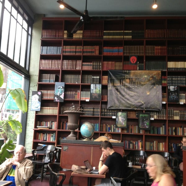 6/23/2013にCassandraがBauhaus Books &amp; Coffeeで撮った写真