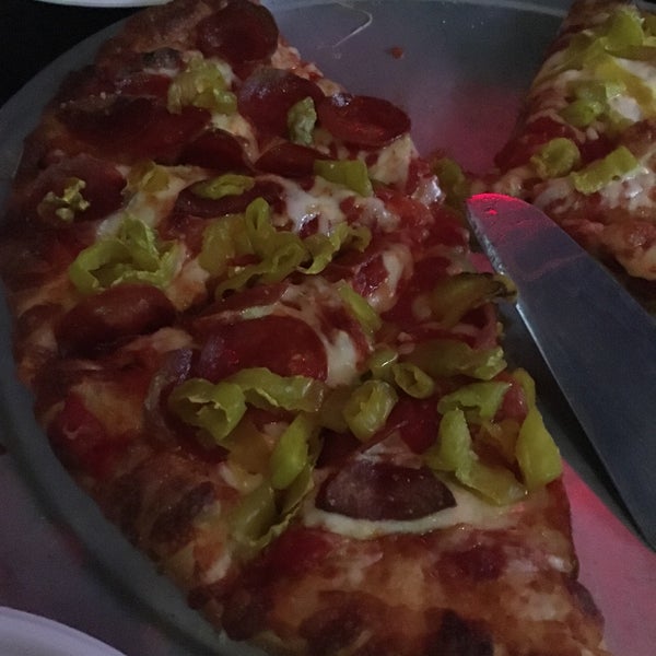 Снимок сделан в Caliente Pizza &amp; Drafthouse пользователем Jennifer S. 2/13/2016