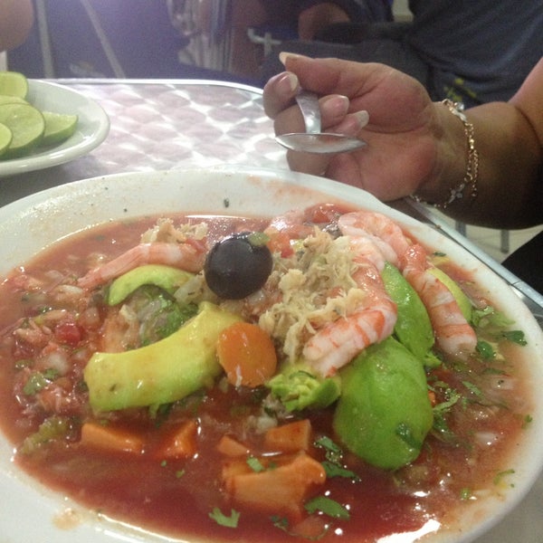 Photo taken at Restaurante La Islaa by Nini K. on 5/1/2013