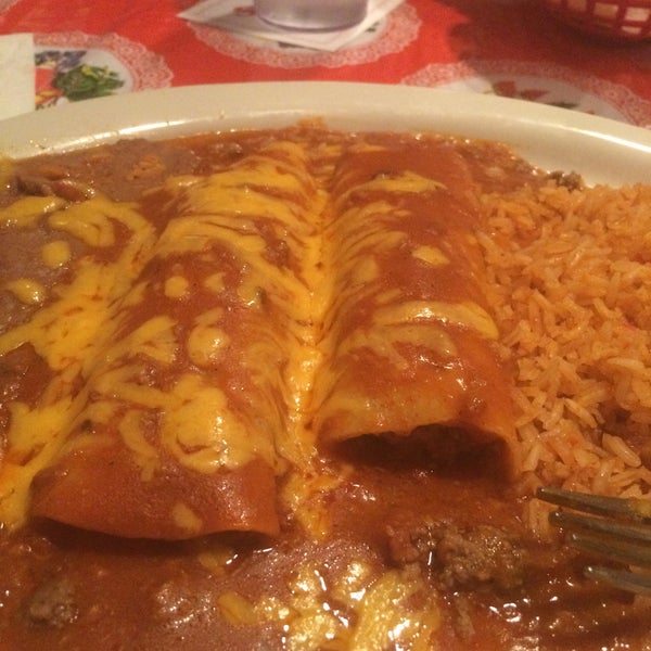 Снимок сделан в Sylvia&#39;s Enchilada Kitchen пользователем Robert F. 12/4/2014