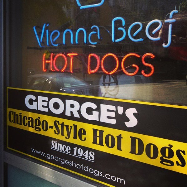 Photo prise au George&#39;s Hot Dogs par Chicago Food Planet F. le9/4/2013