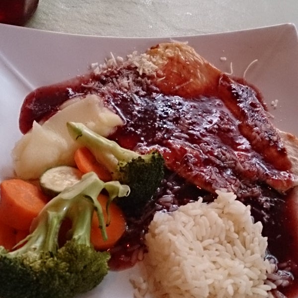 Cada plato de la carta se convierte en comida completa de 1 a 6 p.m., la comida está muy rica, y el precio, de alrededor $75, lo vale para lo que te incluye.