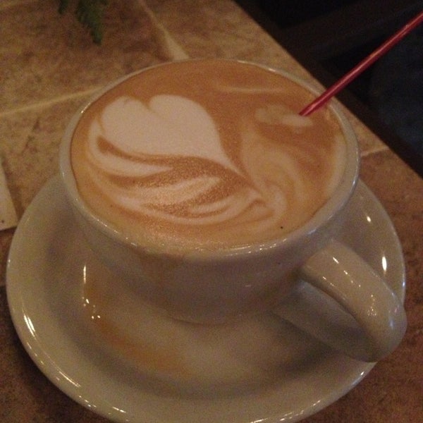 รูปภาพถ่ายที่ CoffeeHolics Espresso Bar โดย Junior เมื่อ 8/17/2013