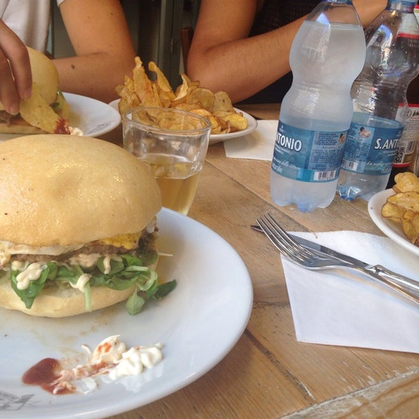 Foto diambil di Polpa Burger Trattoria oleh Carolina A. pada 9/6/2014