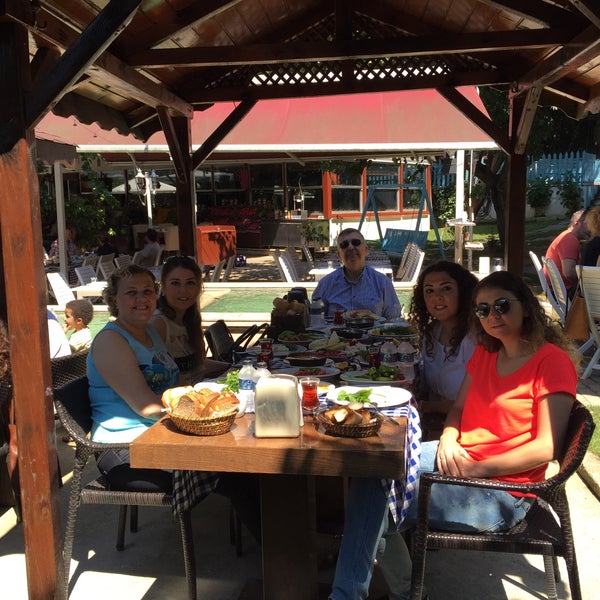 Das Foto wurde bei Çiftlik Restaurant von Çiğdem B. am 6/21/2015 aufgenommen