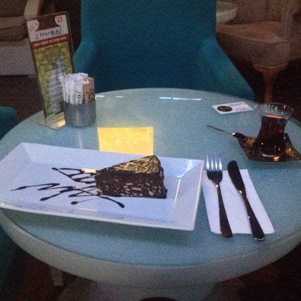 Foto diambil di Dubai Cafe Restaurant oleh Elif pada 8/18/2013