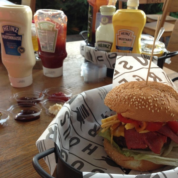 รูปภาพถ่ายที่ Burger House Handmade Burger โดย H T. เมื่อ 7/4/2013