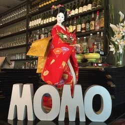 Foto tomada en MoMo Sushi  por Jasmine F. el 8/7/2016