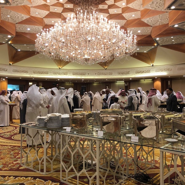 Foto diambil di Sheraton Kuwait, a Luxury Collection Hotel oleh Meshari pada 12/4/2019
