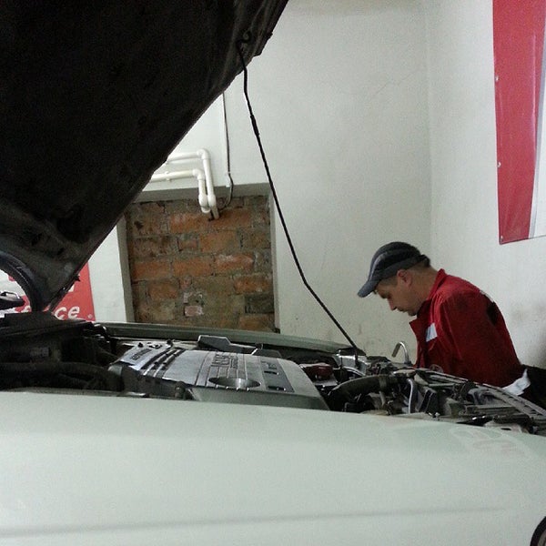 масло в двигатель. машины под замену. подъемник для авто.