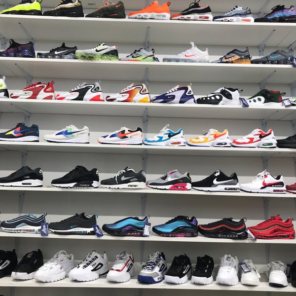 Atipici Hip Hop City Clothing Store in Centro