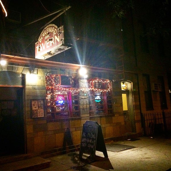 Foto tirada no(a) Boulevard Tavern por Harold K. em 7/28/2015