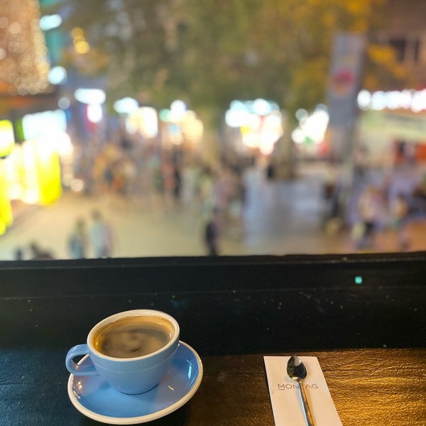 Photo prise au Montag Coffee Roasters par Khaled . le7/29/2023