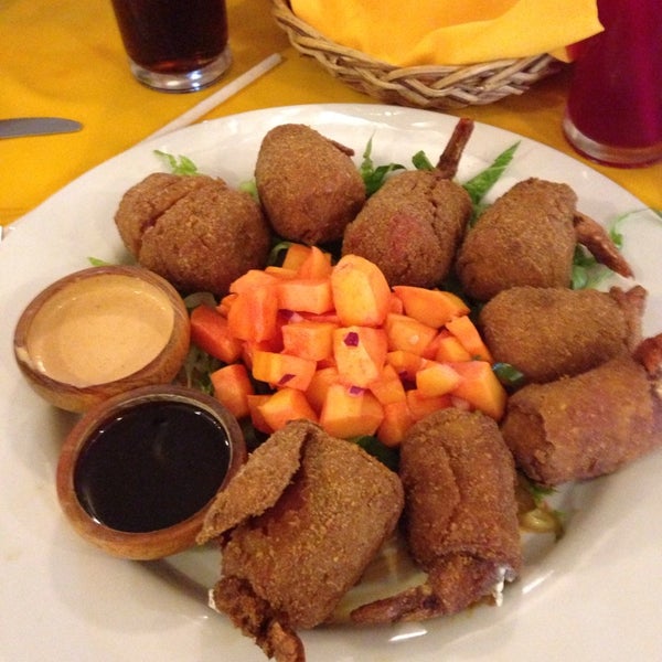 Foto diambil di La Calle Restaurante oleh Ana Paula pada 8/17/2014