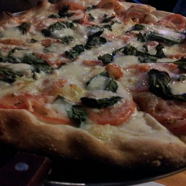 Foto scattata a Siracusa&#39;s New York Pizzeria da Truth K. il 1/6/2014