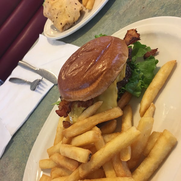 Photo taken at Friendly&#39;s by Nicole P. on 4/10/2017