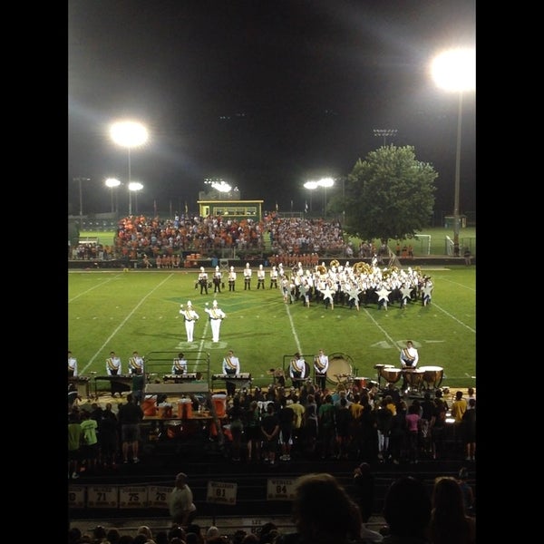 Waubonsie Valley High School 2590 Ogden Ave'da fotoğraflar