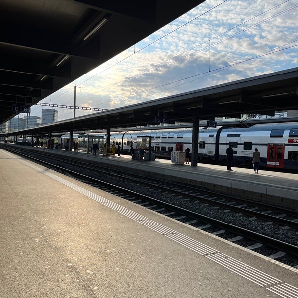 รูปภาพถ่ายที่ Bahnhof Oerlikon โดย Pavel K. เมื่อ 5/12/2022