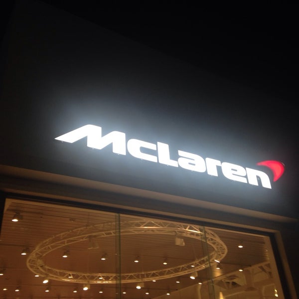 Photo prise au McLaren Auto Gallery Beverly Hills par Jenn B. le1/21/2014