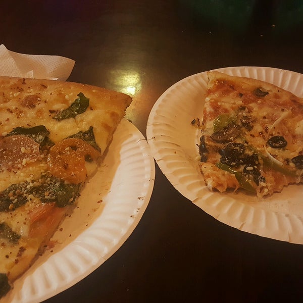 Foto scattata a Joe&#39;s New York Pizza da Petey P. il 12/31/2016