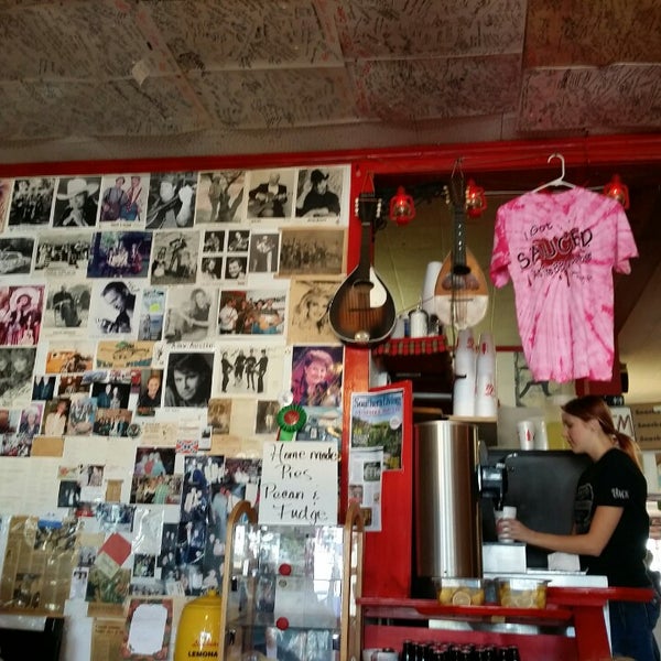 Foto diambil di The Bar-B-Que Caboose Cafe oleh Ken S. pada 11/29/2013