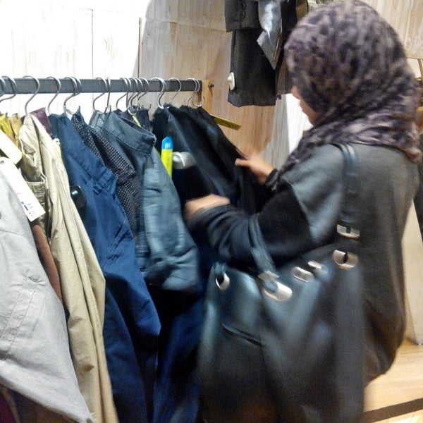 95 Jaket Ouval Research Bintaro HD