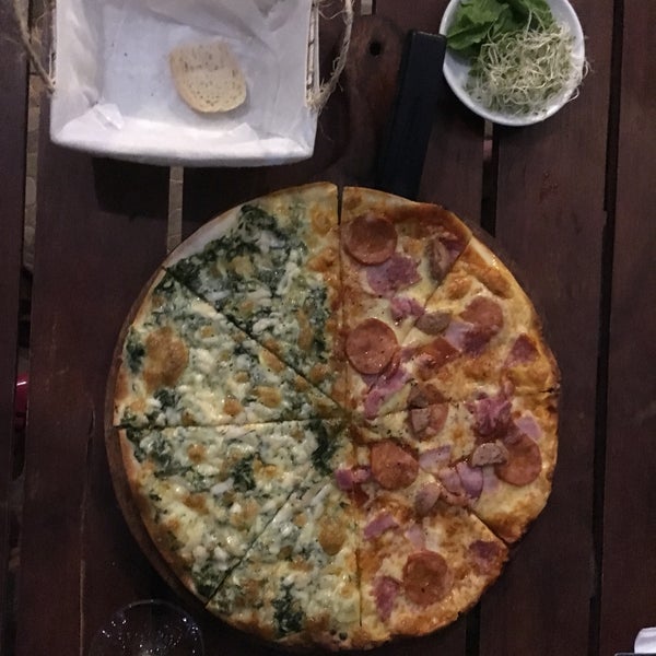 So good spinach pizza. All pasta has its own character, but truffle is my favorite. Free bread appetizer.  Has outdoor seating. Very nice staff.