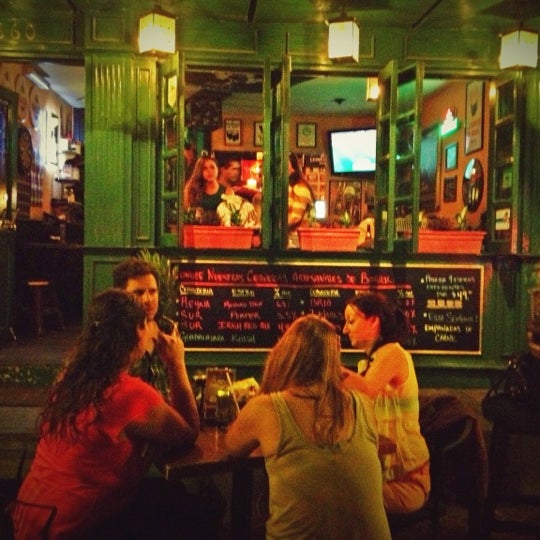 Photo taken at Temple Bar by René G. on 10/21/2012