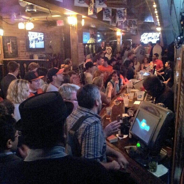 Foto scattata a Town Tavern da Michael il 10/30/2014
