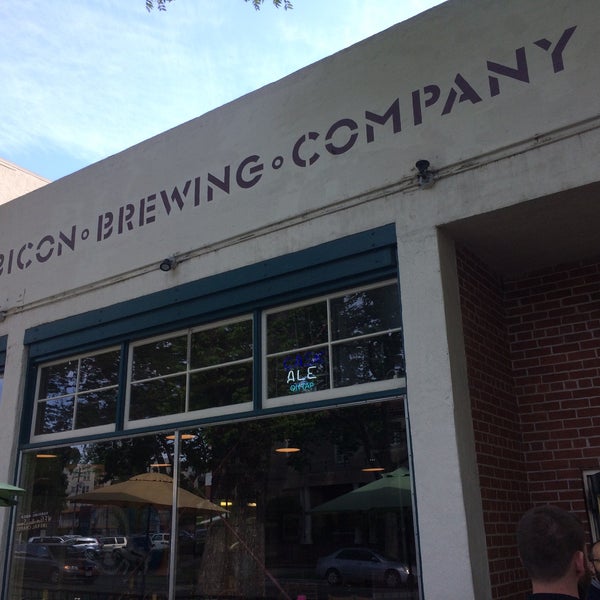 รูปภาพถ่ายที่ Rubicon Brewing Co. โดย Jason เมื่อ 4/13/2016