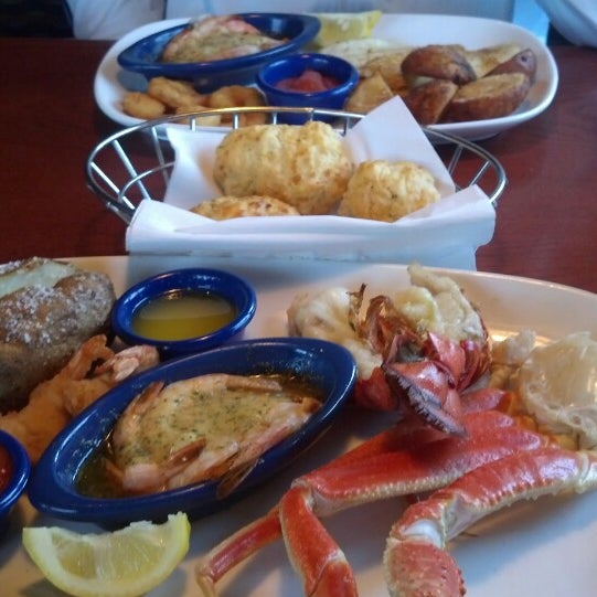 รูปภาพถ่ายที่ Red Lobster โดย Celeste เมื่อ 5/1/2013