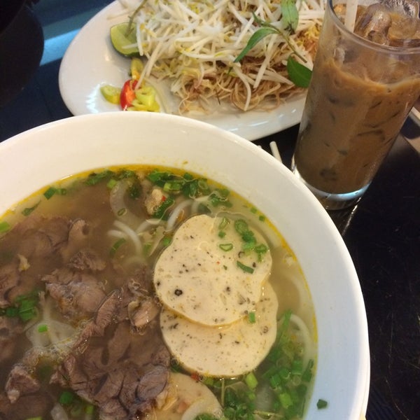 Foto diambil di Cafe Central Nguyen Hue oleh Sarah Y. pada 5/16/2014