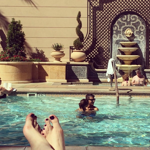 Das Foto wurde bei Azure Luxury Pool (Palazzo) von Mariana L. am 10/5/2014 aufgenommen