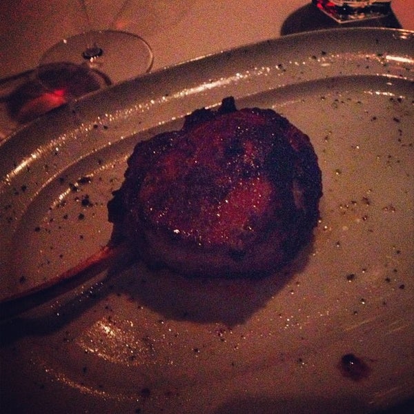 Снимок сделан в Dominick&#39;s Steakhouse пользователем Jon C. 2/21/2013