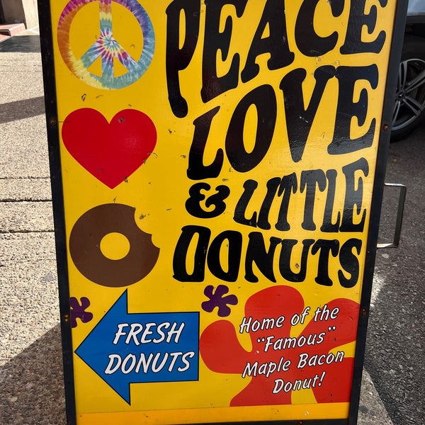 Foto diambil di Peace, Love &amp; Little Donuts oleh Jeff S. pada 6/23/2023