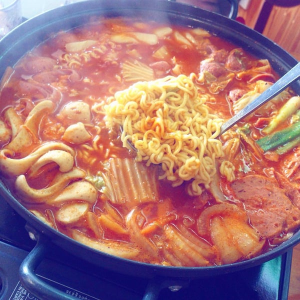Снимок сделан в Jjang Korean Noodle &amp; Grill пользователем Evelyn R. 12/9/2015
