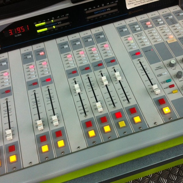 Foto diambil di Rádio Blink 102 oleh Vini P. pada 5/4/2014