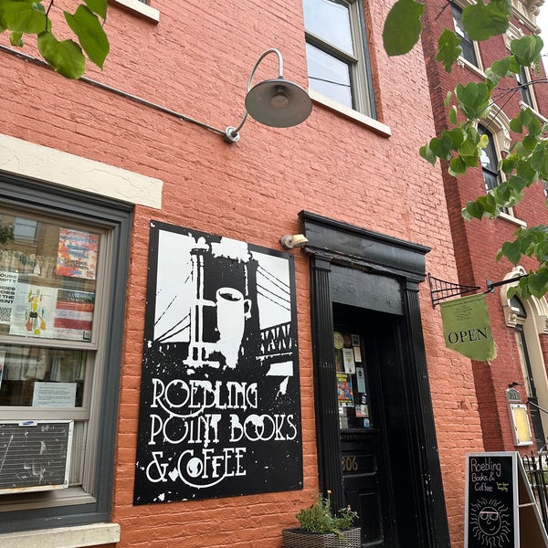 Foto diambil di Roebling Point Books &amp; Coffee oleh Andrea B. pada 7/18/2023