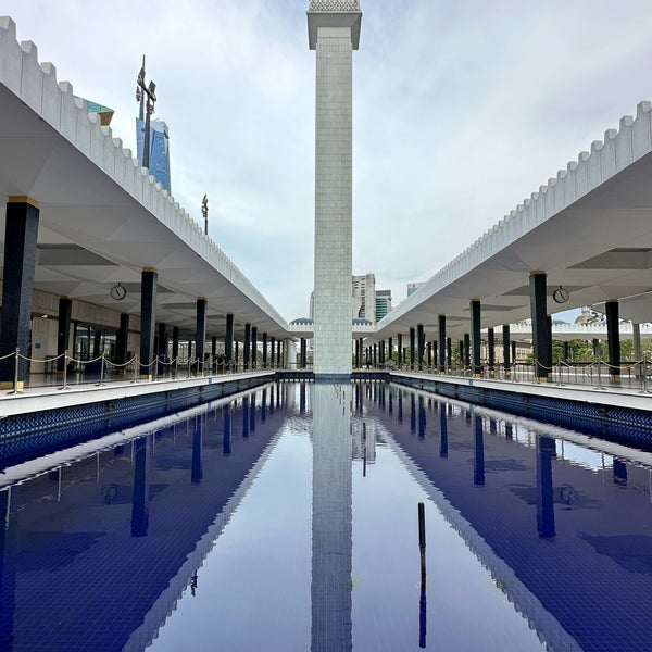 รูปภาพถ่ายที่ Masjid Negara Malaysia โดย Levent เมื่อ 4/3/2023