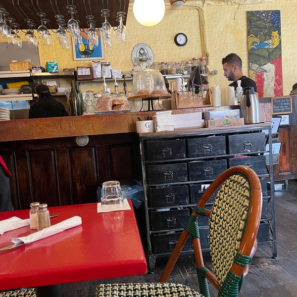 Foto diambil di Le Grainne Cafe oleh MoRiza pada 4/3/2022