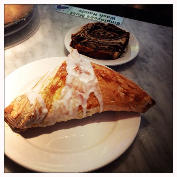 1/22/2014 tarihinde MoRizaziyaretçi tarafından Cammareri Bakery &amp; Cafe'de çekilen fotoğraf