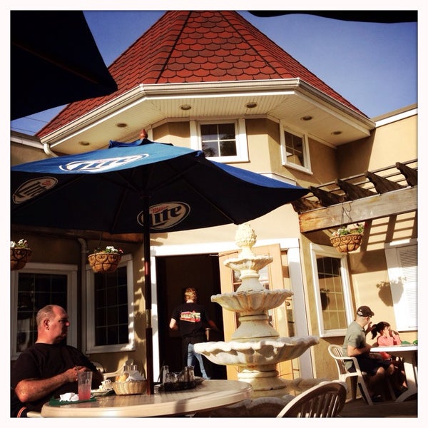 6/15/2014 tarihinde MoRizaziyaretçi tarafından Vic&#39;s Italian Restaurant'de çekilen fotoğraf