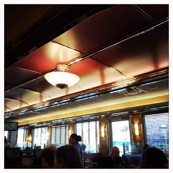 Photo taken at Tenafly Classic Diner by MoRiza on 11/15/2014