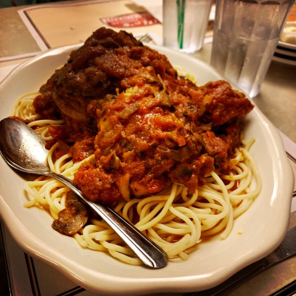 Снимок сделан в Vic&#39;s Italian Restaurant пользователем MoRiza 8/13/2019