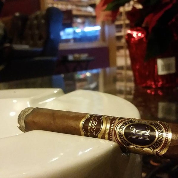 Foto diambil di Casa Hispaniola Cigars | Cigars Shop | Englewood Cigars | Cigar Lounge oleh Casa Hispaniola Cigar S. pada 12/19/2015