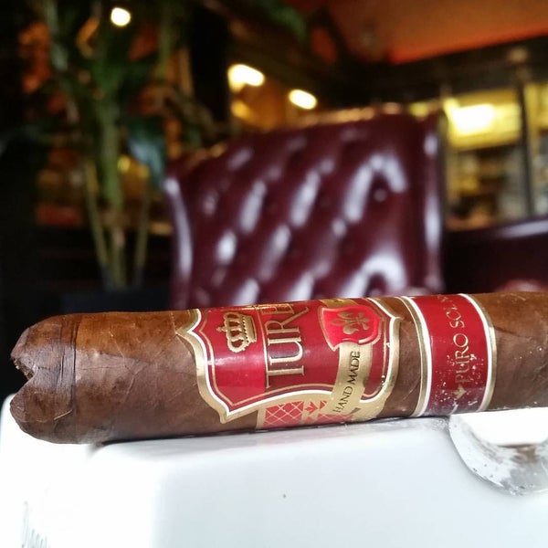 Foto diambil di Casa Hispaniola Cigars | Cigars Shop | Englewood Cigars | Cigar Lounge oleh Casa Hispaniola Cigar S. pada 1/8/2016