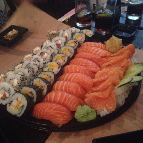 Foto tirada no(a) Sushi Combo por Jane A. em 2/23/2015
