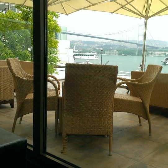 Foto scattata a Cruise Lounge Bar at Radisson Blu Bosphorus Hotel da Koray S. il 5/14/2013